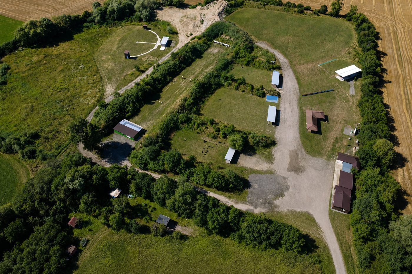 Letecký pohľad z dronu na strelecký areál Koš